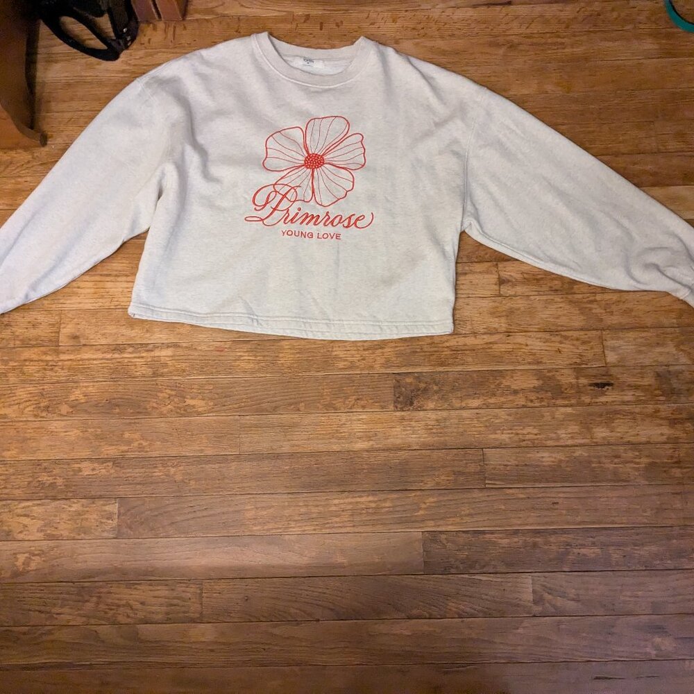 Crew neck pull over sweater with Red outline flower